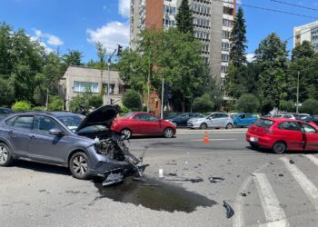 Două autoturisme s-au ciocnit în zona Take Ionescu. Un bărbat de 51 de ani a fost rănit