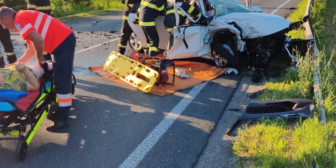 Accident rutier grav pe raza localității Slatina-Timiș: trei victime, dintre care una încarcerată. Traficul a fost blocat