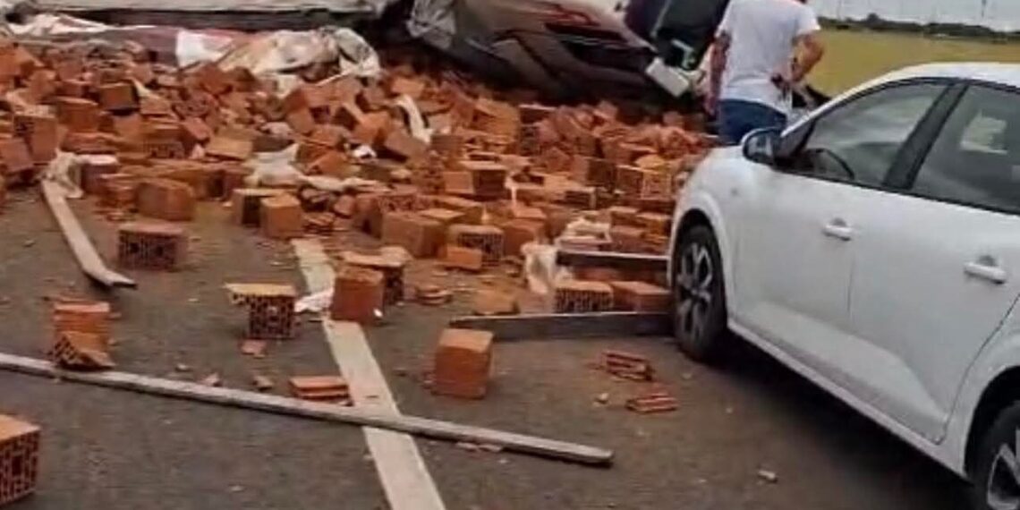 Accident grav pe Centura de Sud: un mort și un rănit după impactul dintre trei mașini și un autotren/Video