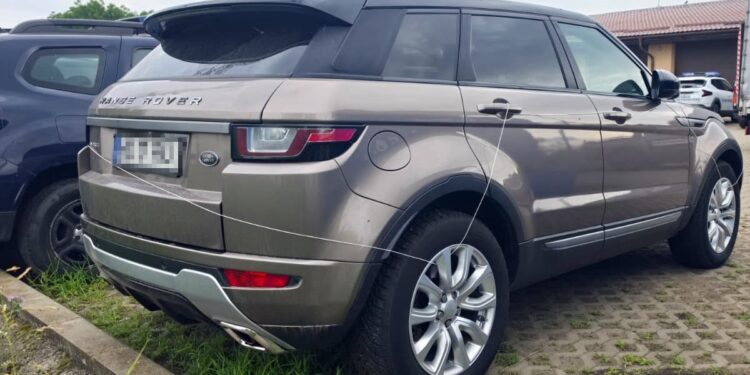 Autoturism căutat de autoritățile din Italia, descoperit la frontiera Moravița. Mașina, în valoare de 80.000 de lei, a fost confiscată