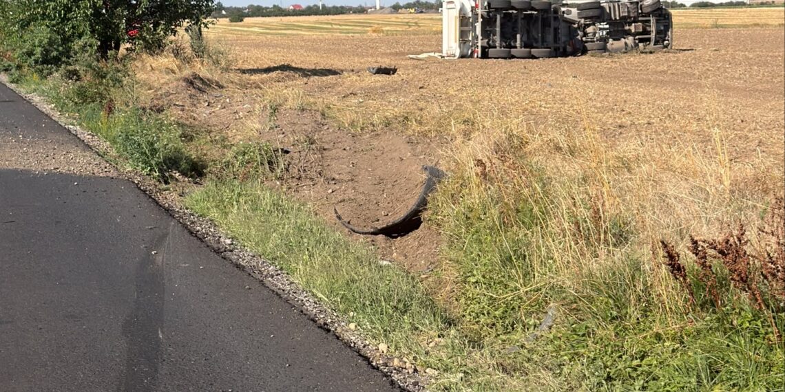 Accident pe DJ 691, între între localitățile Masloc și Fibiș. Șoferul unui autocamion a pierdut controlul și s-a răsturnat pe câmp