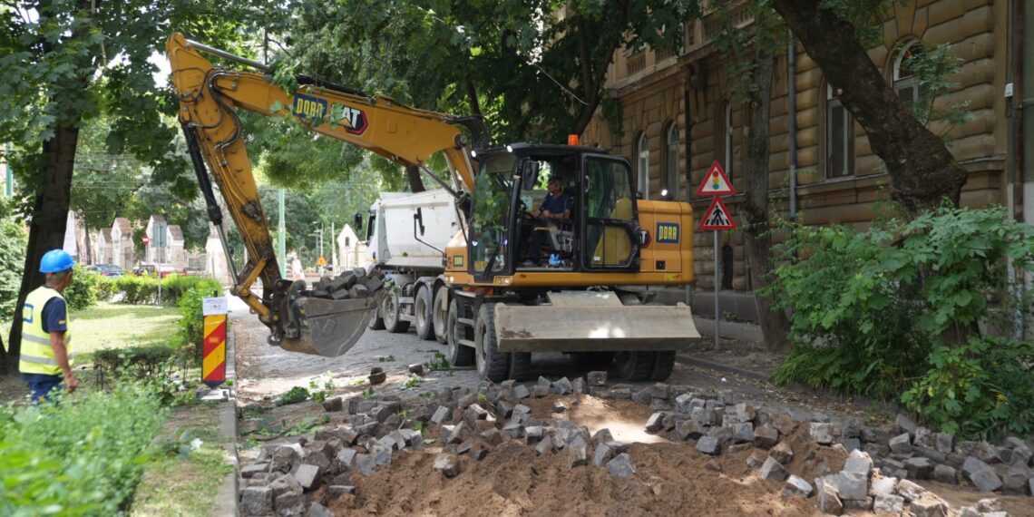 Un nou front de lucru în zona Traian: lucrările avansează în Piața Corneliu Micloși/Foto