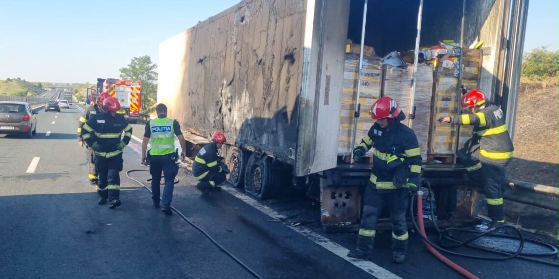 Incendiu pe A1, la un autotren care transporta hrană pentru animale