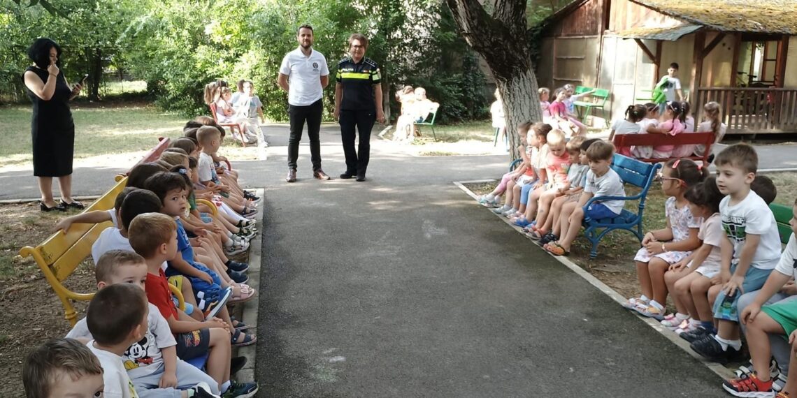 Bullyingul tace când martorul vorbește. Polițiștii timișeni continuă activitățile de prevenire în vacanța de vară