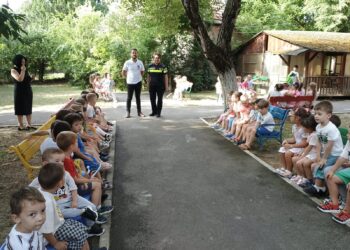 Bullyingul tace când martorul vorbește. Polițiștii timișeni continuă activitățile de prevenire în vacanța de vară