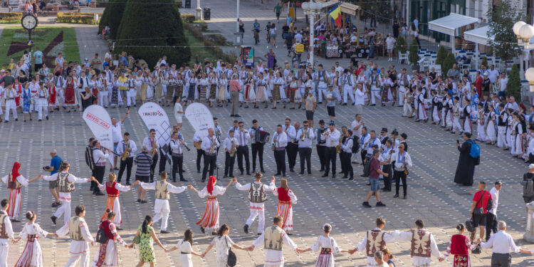 Ziua Județului Timiș celebrată printr-o horă timișeană și un spectacol de gală în centrul Timișoarei