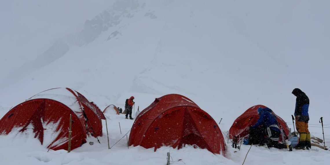 Horia Colibășanu a încheiat aclimatizarea pe Gasherbrum II și așteaptă momentul potrivit pentru tentativa de vârf