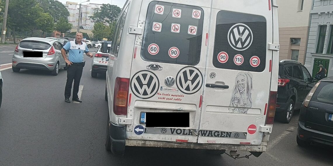 Bărbat care desfășoară activități de curierat, depistat de polițiștii locali circulând cu permisul suspendat – acesta nu este la prima abatere