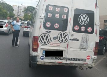 Bărbat care desfășoară activități de curierat, depistat de polițiștii locali circulând cu permisul suspendat – acesta nu este la prima abatere