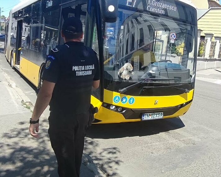 Nu parcați autoturismele în stațiile mijloacelor de transport în comun deoarece astfel este pusă în pericol siguranța călătorilor din acestea. 439 sancțiuni aplicate de polițiștii locali
