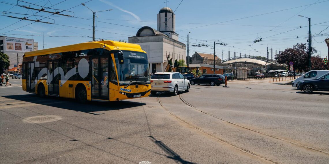 S-a încheiat asfaltarea intersecției de la Piața Badea Cârțan. Traficul se desfășoară cu restricții temporare