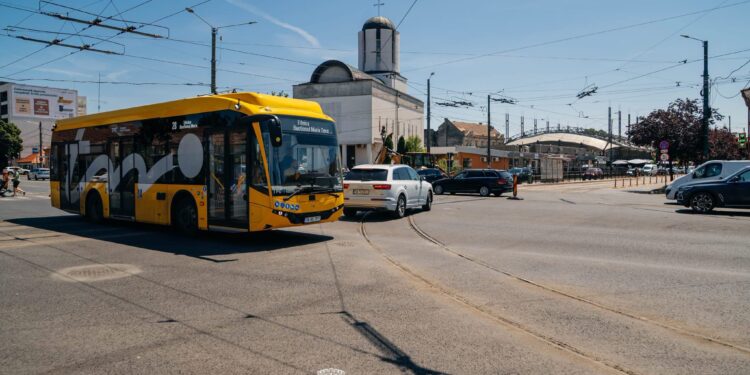 S-a încheiat asfaltarea intersecției de la Piața Badea Cârțan. Traficul se desfășoară cu restricții temporare