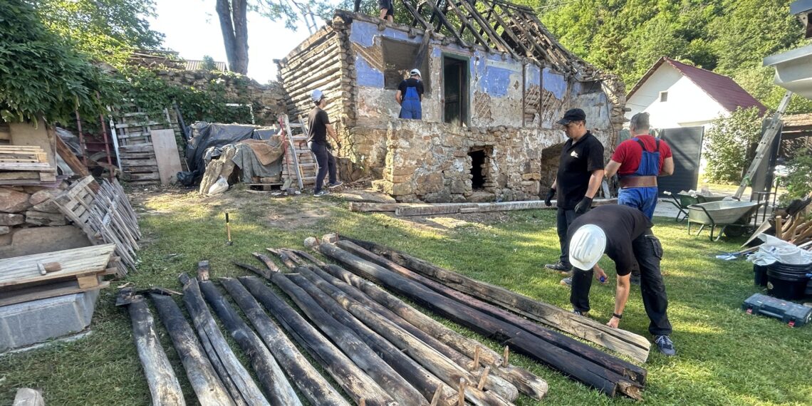 Patrimoniul Banatului Montan prinde o nouă viață. O casă tradițională va fi reconstruită la Muzeul Satului/Foto
