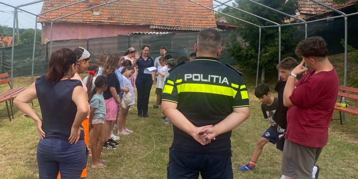 Polițiștii timișeni duc campania antibullying în taberele de vară: „Când martorul vorbește, bullyingul tace!”/Foto