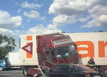 Accident între un camion și un autoturism în Șag. Ambii șoferi au fost răniți și transportați la spital