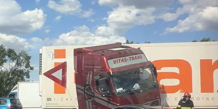 Accident între un camion și un autoturism în Șag. Ambii șoferi au fost răniți și transportați la spital