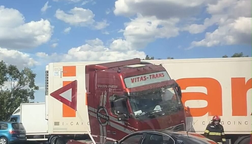 Accident între un camion și un autoturism în Șag. Ambii șoferi au fost răniți și transportați la spital