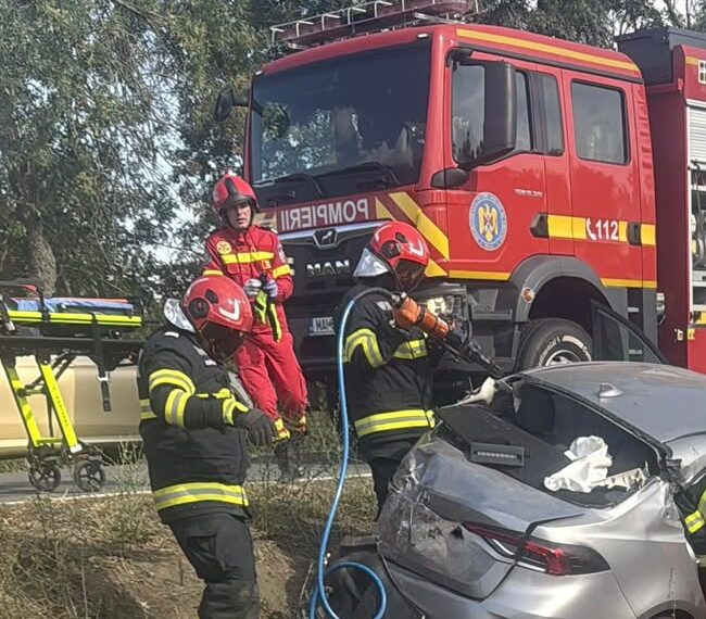 Trei răniți într-un accident la ieșirea din Chișineu-Criș spre Zerind. Două persoane au fost încarcerate
