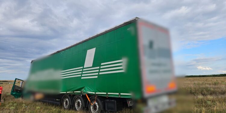 Șofer de TIR, găsit mort după ce a ieșit cu autotrenul de pe DN 6, în Timiș