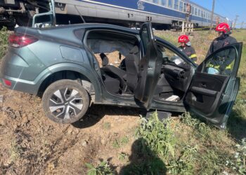 Mașină lovită de tren la Urseni. O femeie de 36 de ani este resuscitată după ce a rămas încarcerată