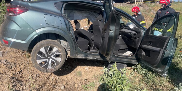 Mașină lovită de tren la Urseni. O femeie de 36 de ani este resuscitată după ce a rămas încarcerată/UPDATE: A murit