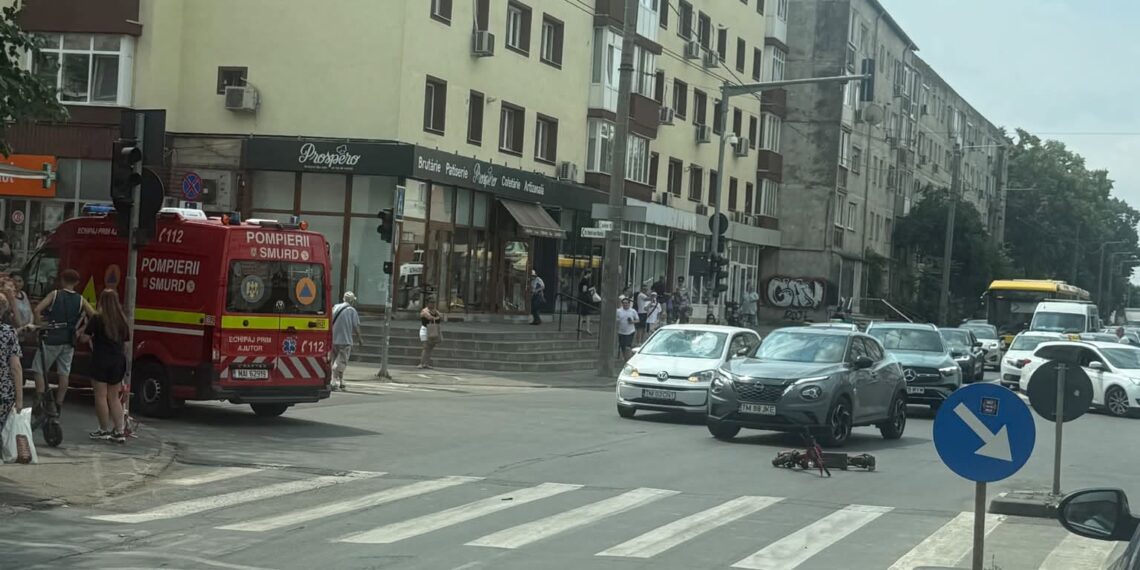 Adolescent de 14 ani, rănit după ce a intrat cu trotineta pe roșu într-o intersecție din Timișoara