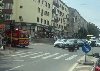 Adolescent de 14 ani, rănit după ce a intrat cu trotineta pe roșu într-o intersecție din Timișoara