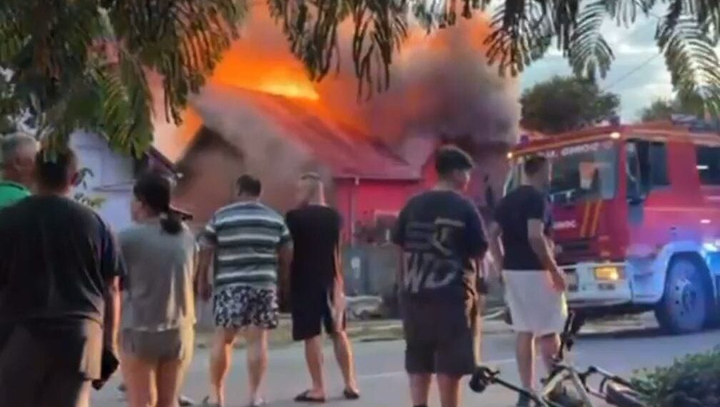 Incendiu la o casă din Giroc. Un bărbat a suferit arsuri, alte două persoane au făcut atac de panică/Foto-video