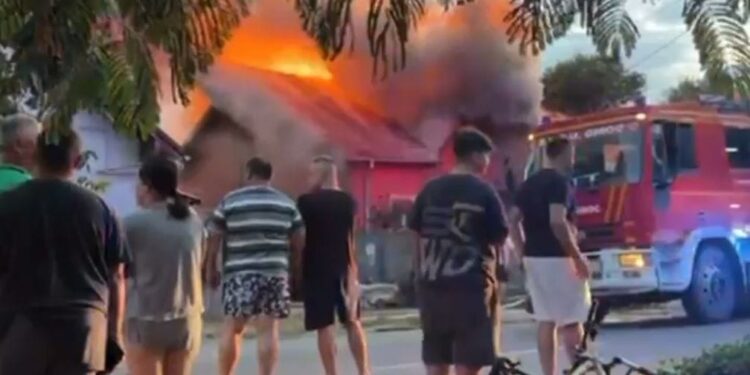Incendiu la o casă din Giroc. Un bărbat a suferit arsuri, alte două persoane au făcut atac de panică/Foto-video