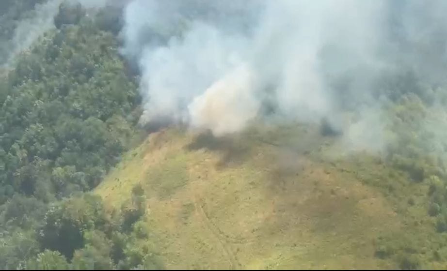 Incendii de vegetație în Caraș-Severin. Două elicoptere Black Hawk și zeci de pompieri luptă cu flăcările/Video