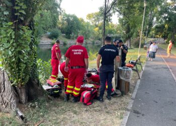 Bărbat scos din Canalul Bega, în Timișoara. Pompierii și medicii încearcă să îl readucă la viață
