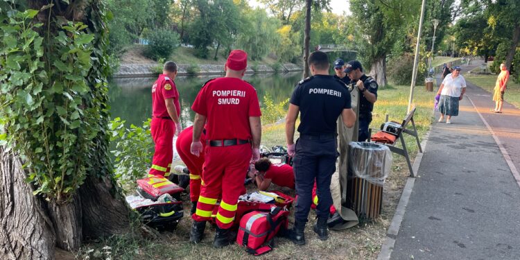 Bărbat scos din Canalul Bega, în Timișoara. Pompierii și medicii încearcă să îl readucă la viață