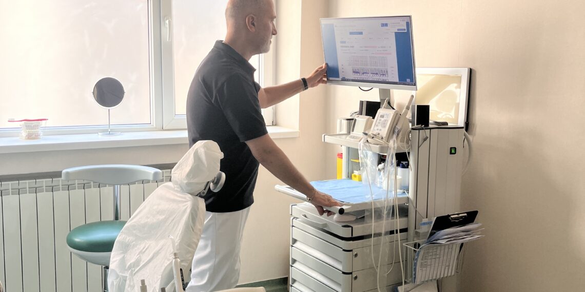 Sângerarea gingiilor poate ascunde afecțiuni care duc la pierderea dinților. Diagnostic și tratament în cadrul Ambulatorului de Stomatologie al Spitalului Municipal Timișoara