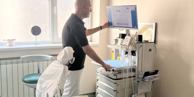 Sângerarea gingiilor poate ascunde afecțiuni care duc la pierderea dinților. Diagnostic și tratament în cadrul Ambulatorului de Stomatologie al Spitalului Municipal Timișoara