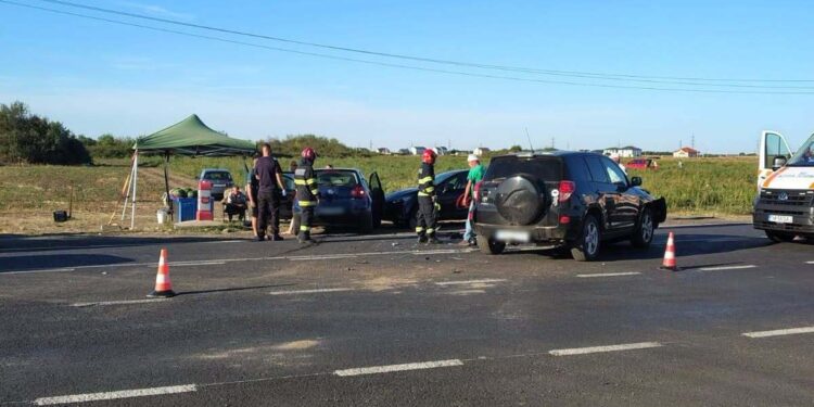 Accident cu cinci victime în Timiș: un autoturism a fost proiectat într-o mașină parcată