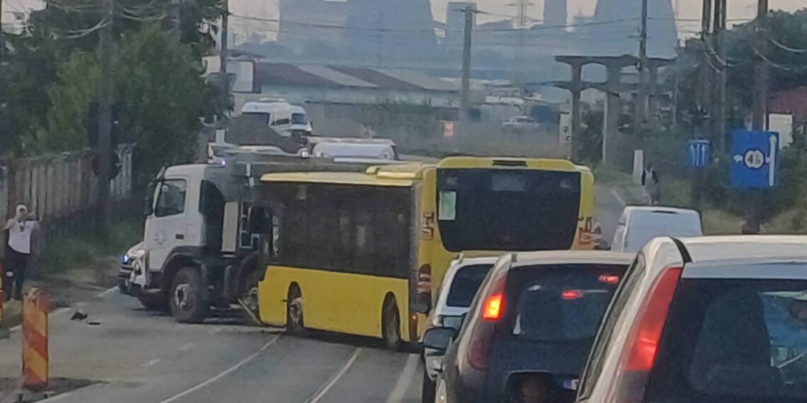 Accident pe strada Ovidiu Cotrus din Timișoara. O basculantă a intrat în coliziune cu un autobuz