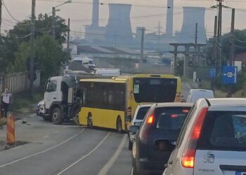 Accident pe strada Ovidiu Cotrus din Timișoara. O basculantă a intrat în coliziune cu un autobuz