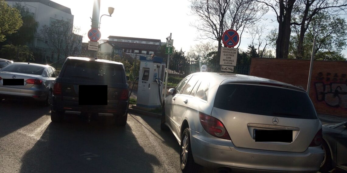 Atenție, nu parcați mașinile pe locurile amenajate pentru încărcarea autovehiculelor electrice! Sancțiuni de 107.260 lei aplicate de polițiștii locali
