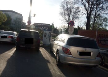 Atenție, nu parcați mașinile pe locurile amenajate pentru încărcarea autovehiculelor electrice! Sancțiuni de 107.260 lei aplicate de polițiștii locali