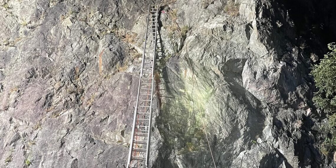 Tânăr blocat la 20 de metri înălțime pe Cheile Rudăriei, după o escaladare fără echipament