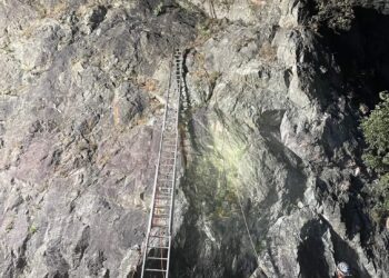 Tânăr blocat la 20 de metri înălțime pe Cheile Rudăriei, după o escaladare fără echipament