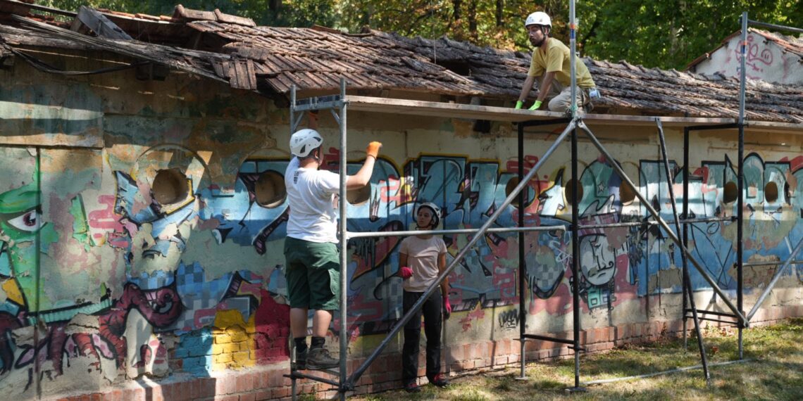 Au început lucrările de restaurare și punere în siguranță la Uszoda, cu peste 100 de voluntari/Foto