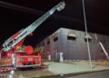 Incendiu puternic la un service auto din Arad. Hala de aproximativ 1.000 de metri pătrați a fost cuprinsă de flăcări