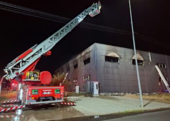 Incendiu puternic la un service auto din Arad. Hala de aproximativ 1.000 de metri pătrați a fost cuprinsă de flăcări