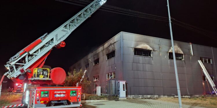 Incendiu puternic la un service auto din Arad. Hala de aproximativ 1.000 de metri pătrați a fost cuprinsă de flăcări