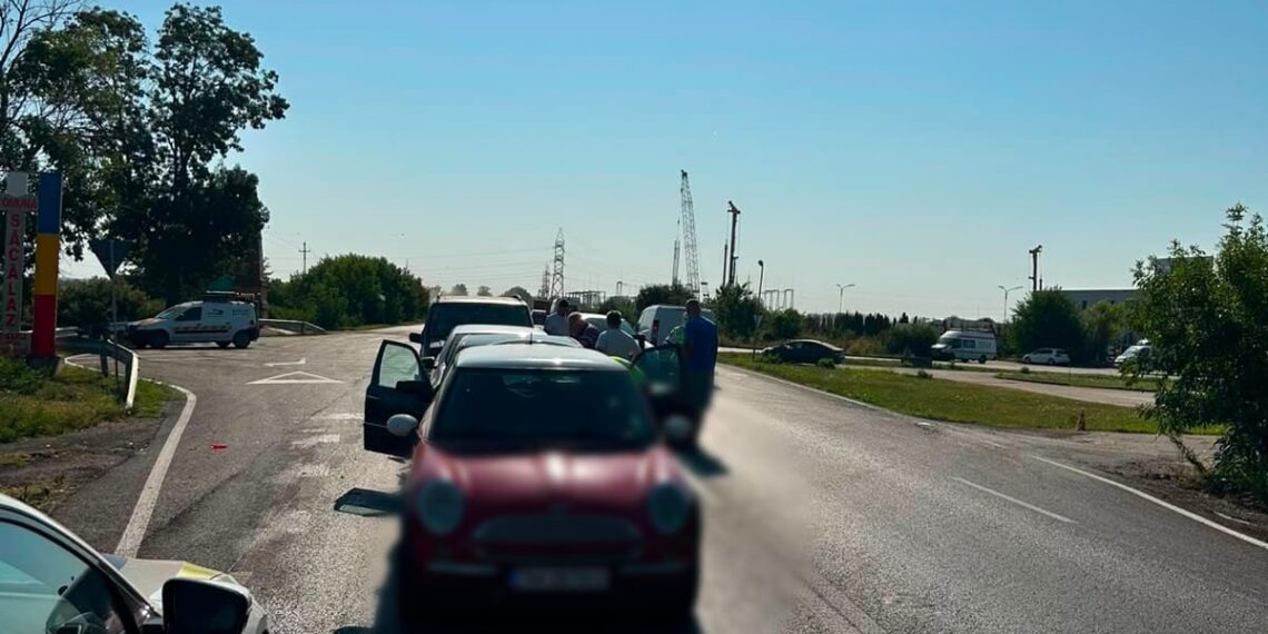 Accident în lanț pe DN 59A. Cinci mașini implicate, o femeie a ajuns la spital