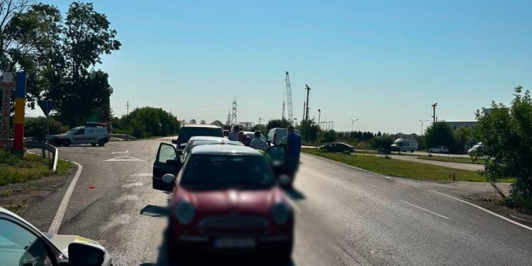 Accident în lanț pe DN 59A. Cinci mașini implicate, o femeie a ajuns la spital