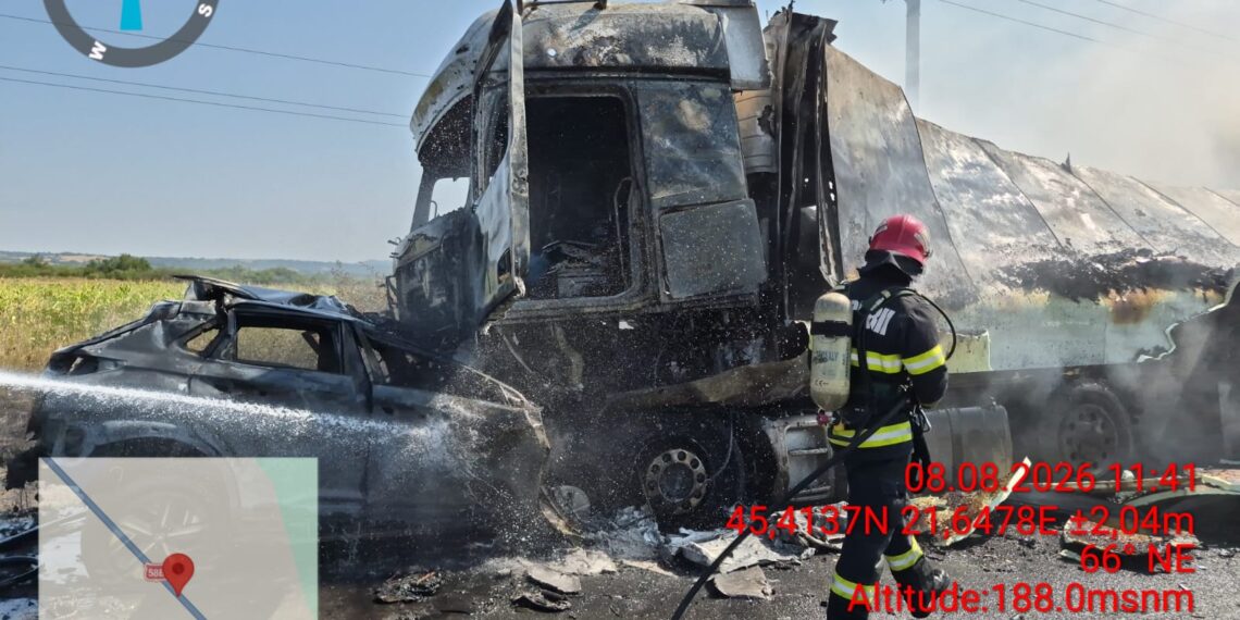 Accident grav pe DN58, în Berzovia. O mașină și un TIR au luat foc după impact