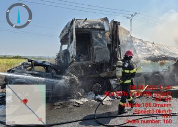 Accident grav pe DN58, în Berzovia. O mașină și un TIR au luat foc după impact