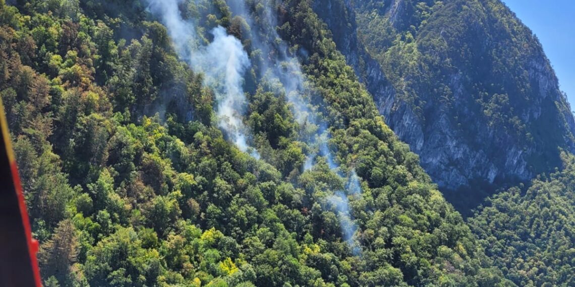 Incendii de proporții în Caraș-Severin: peste 300 de hectare au ars. Două elicoptere, mobilizate la Băile Herculane